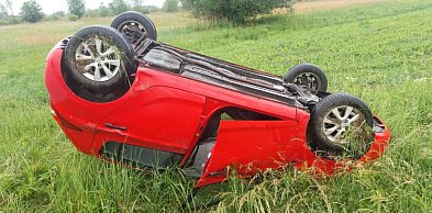 Groźnie wyglądające zdarzenie w Tarnobrzegu. Hyundai dachował [ZDJĘCIA]