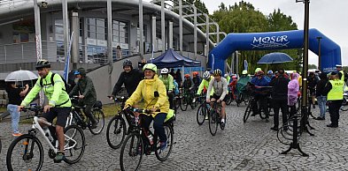 Deszcz nie powstrzymał rowerzystów. Wyruszył rajd papieski [ZDJĘCIA]