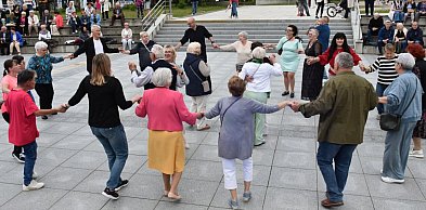 Roztańczony Plac 3 Maja. Mieszkańcy bawią się na potańcówce [ZDJĘCIA]
