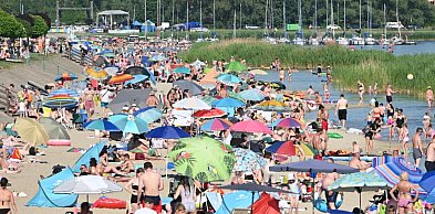Nad Jezioro Tarnobrzeskie wrócił las parasoli. Ponad 30 stopni i tłumy na plaży