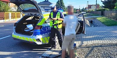 Miał prawie dwa promile. Ruchliwą drogą wiózł na hulajnodze 10-kilogramowy worek