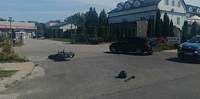 Zderzenie samochodu z motocyklem w Tarnobrzegu. 17-latek trafił do szpitala