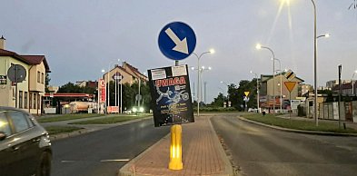 Obwiesili miasto reklamami. Są nawet na znakach drogowych [ZDJĘCIA]