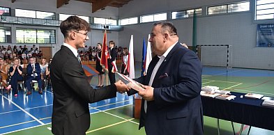 Uczniowie odebrali świadectwa. Wyróżniono najlepszych w tarnobrzeskiej "Prymasówce
