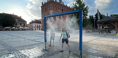 Ochłoda w sercu sandomierskiej starówki. Kurtyna wodna już działa