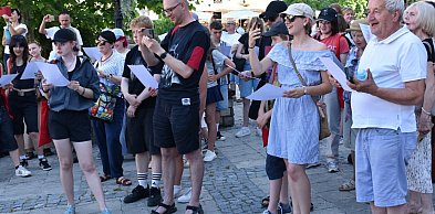 NieZwykły festiwal rozpoczęty. Na Rynku odśpiewano "Niech żyje bal!"