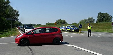 Korkuje się wjazd nad Jezioro Tarnobrzeskie. Policja kieruje ruchem [ZDJĘCIA]