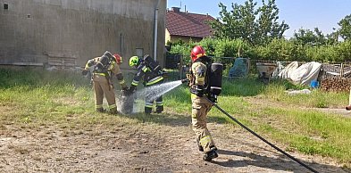 Pożar butli gazowej w gminie Klimontów. Dwie osoby trafiły do szpitala