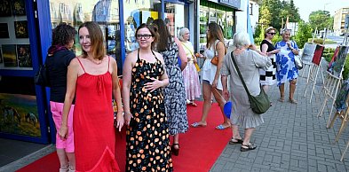 Artystyczny finał "Funduszowego Czerwca" w Tarnobrzegu. Wernisaż i czerwony dywan