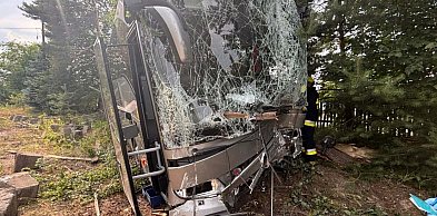 Autobus uderzył w Stalach w ogrodzenie. Jedna osoba została ranna
