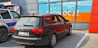 Dziecko pozostawione w aucie na parkingu w Staszowie. Świadek wezwał policję