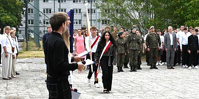 Blisko 900 uczniów rozpoczęło rok szkolny w tarnobrzeskim "Górniku" [ZDJĘCIA]-225202