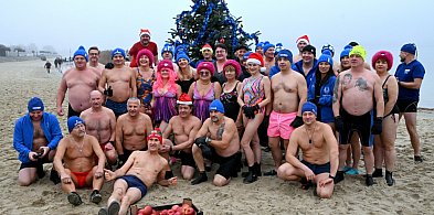 Tarnobrzeskie morsy udekorowały choinkę na plaży nad Jeziorem Tarnobrzeskim-228903