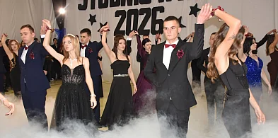 Studniówka w murach szkoły. Maturzyści z Chobrzan zatańczyli poloneza-229651