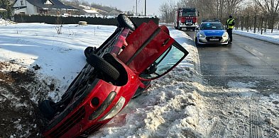 Groźne dachowanie w Chobrzanach. 26-latka w szpitalu