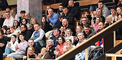 Mróz nie powstrzymał fanów Siarki. Znów pełne trybuny na meczu koszykarzy [FOTO]