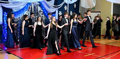 Ósmoklasiści z SP nr 3 w Tarnobrzegu zatańczyli efektownego poloneza na komersie