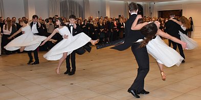 Studniówka II LO w Sandomierzu ze wspaniałym tanecznym początkiem