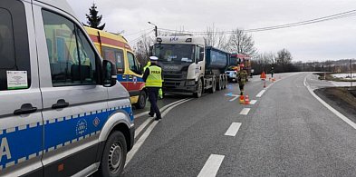 Wypadek na DK9 w Klimontowie. Zderzenie ciężarówki z autem osobowym