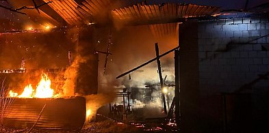 Pożar stodoły w gm. Łoniów. Z ogniem walczą cztery zastępy straży