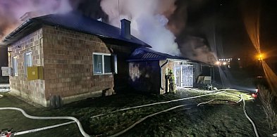 Nocny pożar w gminie Samborzec. Palił się budynek, w którym składowano opał [FOTO]