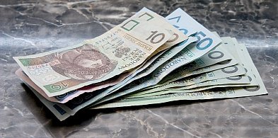 Mężczyzna znalazł znaczną sumę pieniędzy w Tarnobrzegu. Przekazał je policji