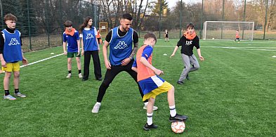 Piłka nożna połączyła pokolenia. Wyjątkowe spotkanie z Pawłem Mrozem