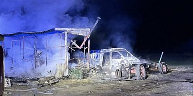 Pożar w Grębowie. W płomieniach barak i samochody, strażacy wynosili butle z gazem