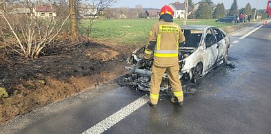 Auto spłonęło na drodze w gminie Klimontów