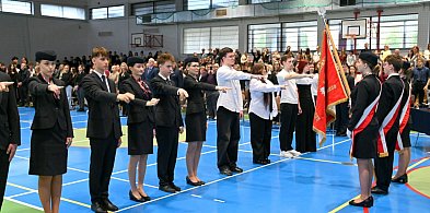 Uczniowie I klas tarnobrzeskiej "Prymasówki" złożyli ślubowanie [ZDJĘCIA]