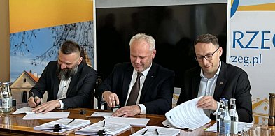 Tarnobrzeg inwestuje w szkoły. Podpisano umowy na termomodernizację