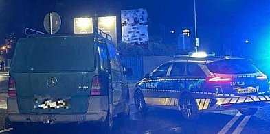 Pościg ulicami Stalowej Woli. Kierowca mercedesa uderzył w radiowóz-226680