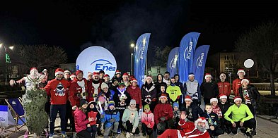 Pobiegną w strojach Mikołaja i z choinką w ręku-228072