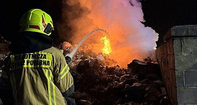 Strażacy walczyli z pożarem śmieci na cmentarzu w powiecie staszowskim-227402