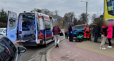 62-latka potrąciła dwójkę pieszych i wjechała w ogrodzenie szkoły [ZDJĘCIA]-228606