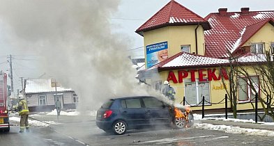 Skoda zapaliła się na parkingu w centrum miasta [ZDJĘCIA]