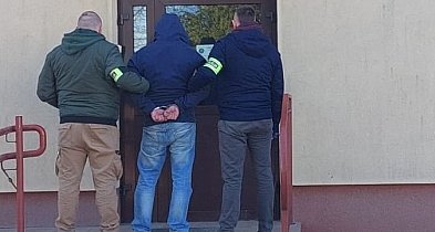 Przeskoczył przez sklepową ladę i ukradł kilka kartonów papierosów