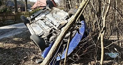 Groźne dachowanie w pow. staszowskim. 23-latka trafiła do szpitala