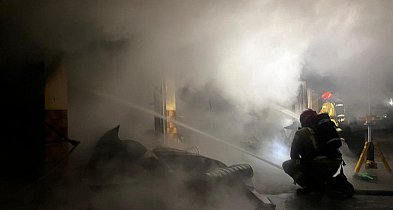 Pożar garażu przy piekarni w Bogorii. Z ogniem walczy kilka zastępów straży