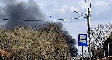 Wielki pożar opon pod Staszowem. Z ogniem walczy siedem zastępów straży [FOTO]
