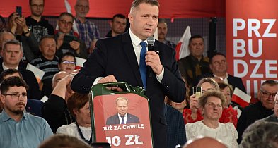 Przemysław Czarnek spotkał się z sympatykami w Staszowie. Przywiózł kanister z...