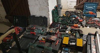 Podejrzany o serię włamań do samochodów w Staszowie wpadł w ręce policji [ZDJECIA]