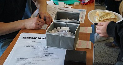 Tosty, loteria i nagrody. Uczniowie „Kopernika” wspierają Echo Ciszy