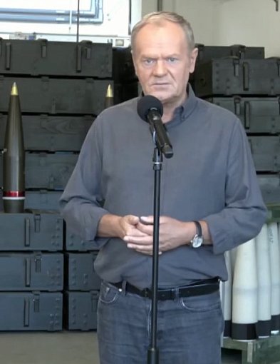 Donald Tusk w Nowej Dębie o produkcji pocisków 155 mm i współpracy z Brytyjczykami-225526