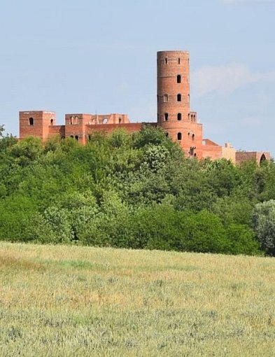 Budują zamek pod Sandomierzem. Wśród pól powstaje...[FOTO][WIDEO]-226299