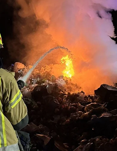 Strażacy walczyli z pożarem śmieci na cmentarzu w powiecie staszowskim-227402