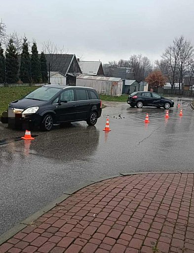 Zderzenie dwóch osobówek. Ciężarna 23-latka trafiła do szpitala-227576
