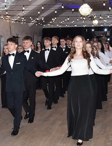 Uczniowie z LO w Bogorii i Osieku bawią się na wspólnej studniówce [ZDJĘCIA]-229648