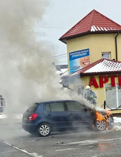 Skoda zapaliła się na parkingu w centrum miasta [ZDJĘCIA]