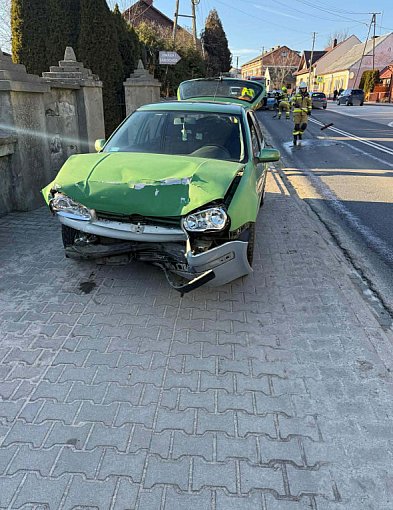 Pijany kierowca volkswagena uderzył w audi. Ponad dwa promile na liczniku w Osieku